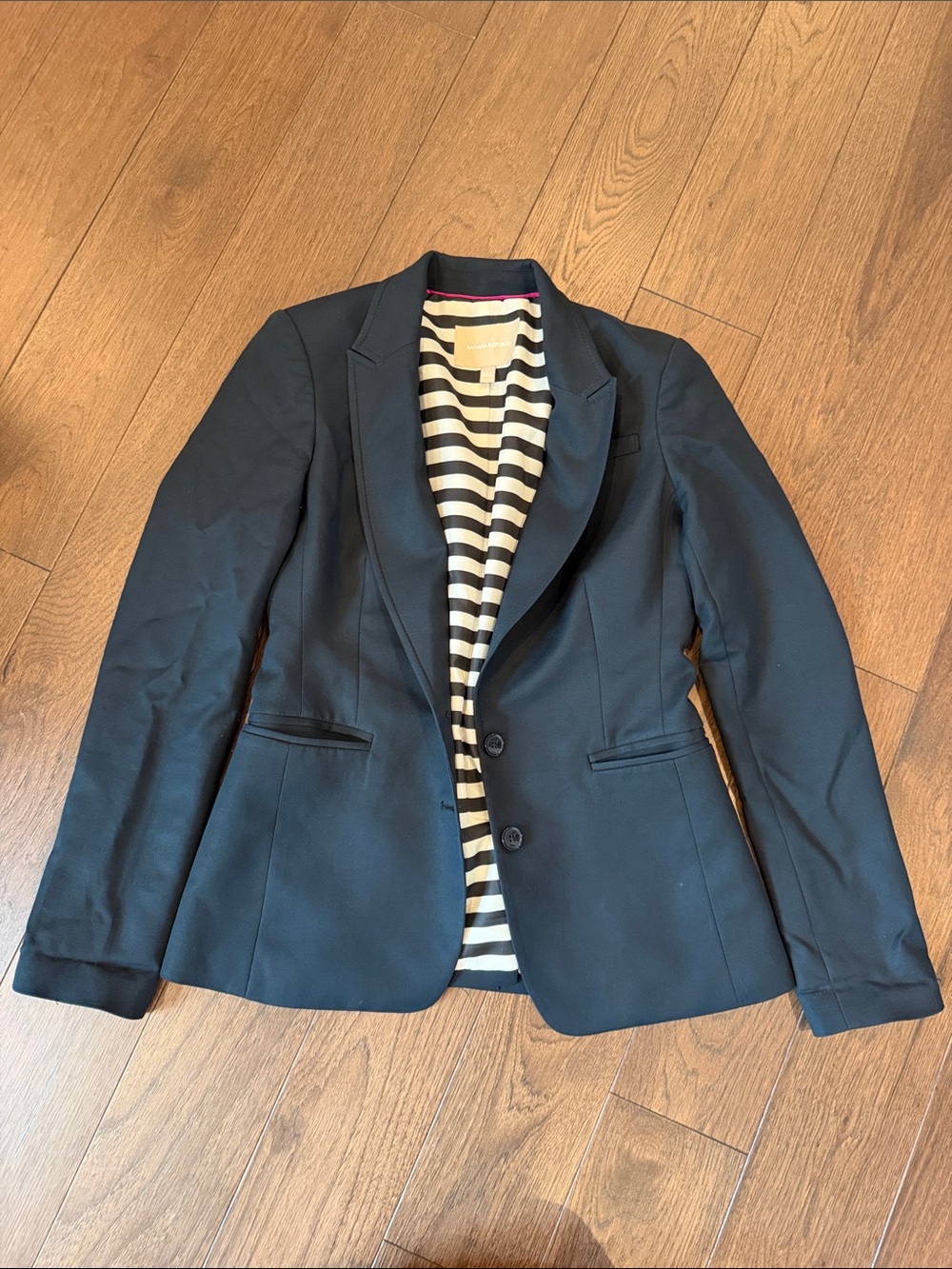 Banana Republic Black Women's Blazer with Striped Lining Size 4 - C69-061